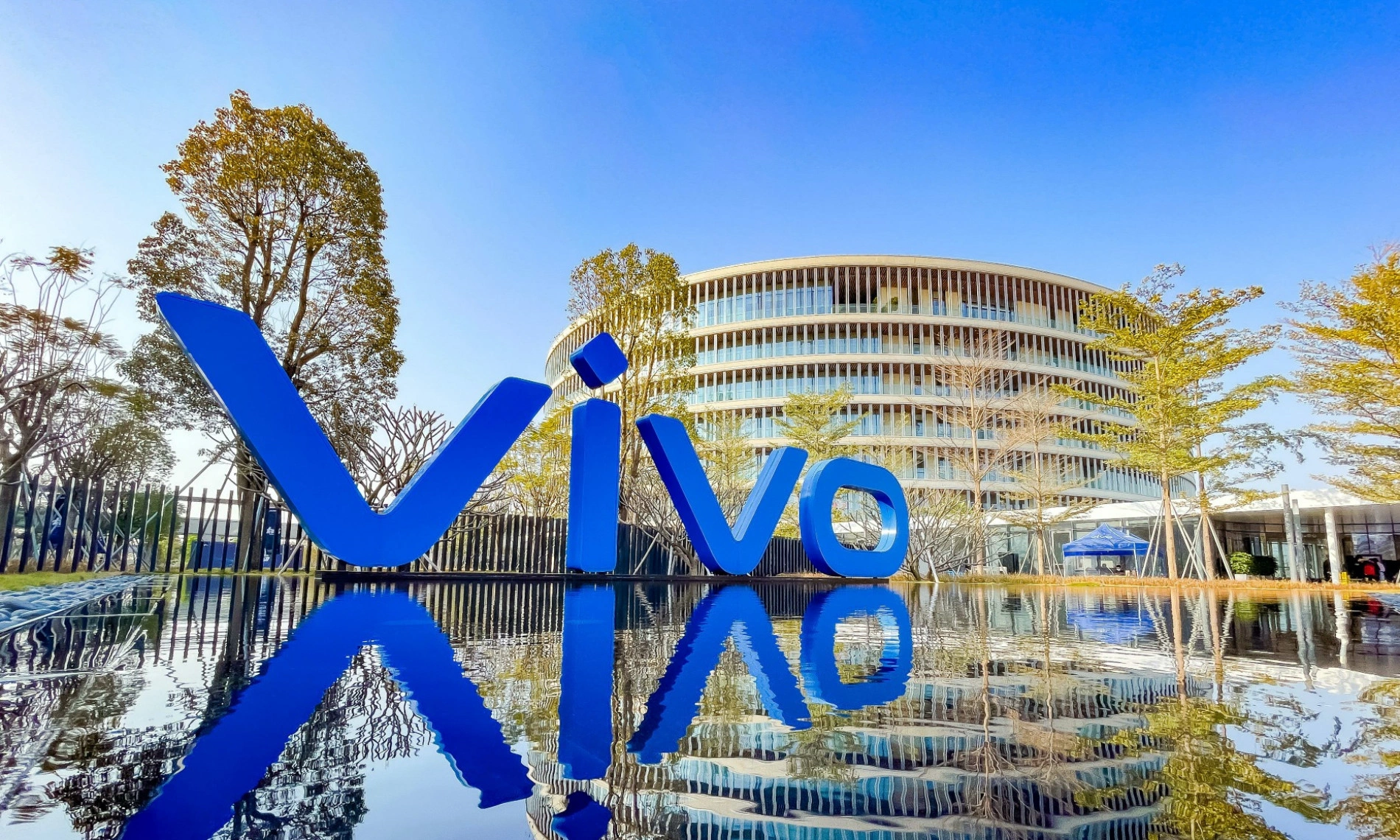 消息称 vivo X200 系列手机配 5500/5600 毫安时电池，厚度 8.x 毫米